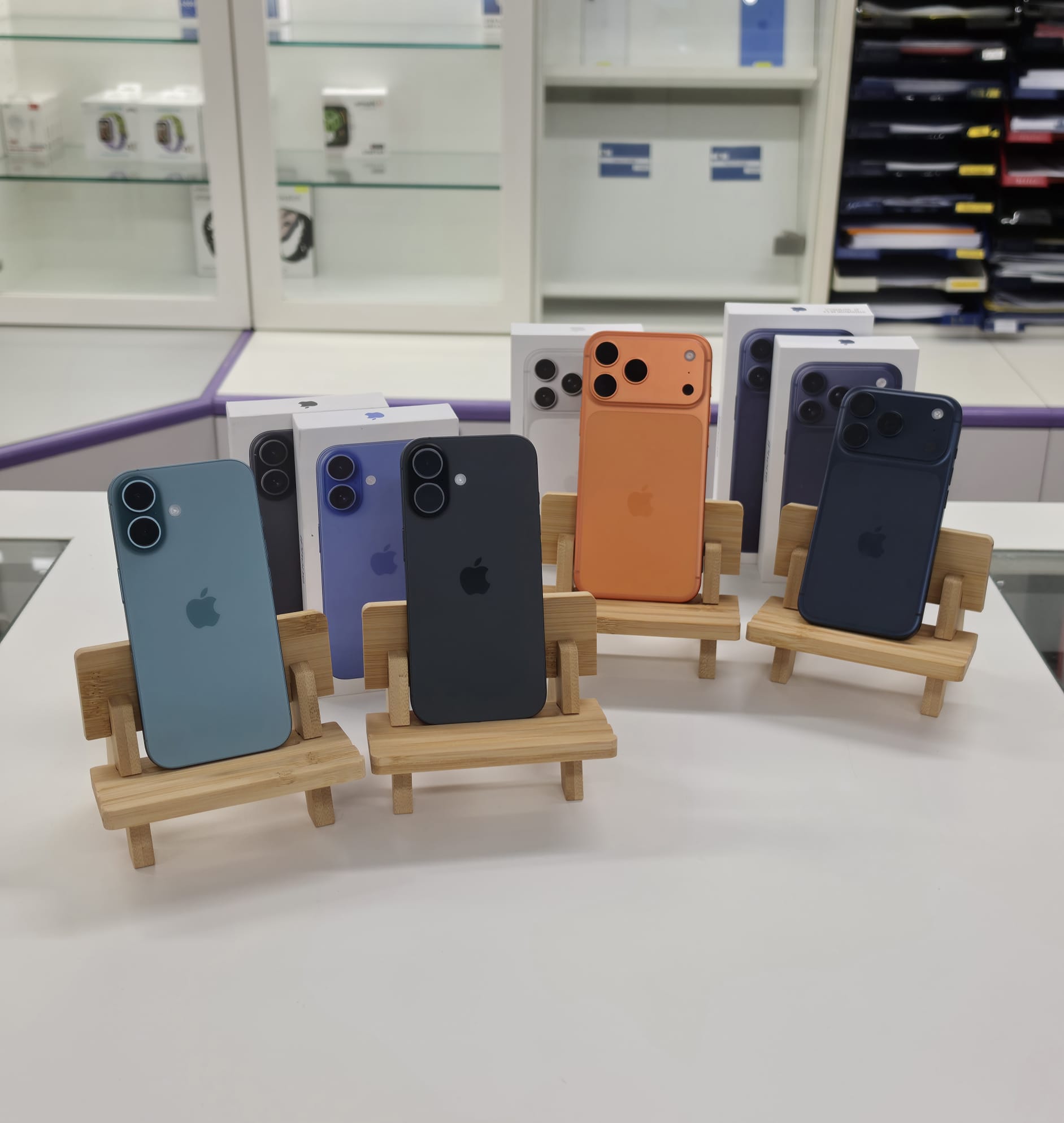 Aktuelle iPhone-Modelle in verschiedenen Farben im Geschäft